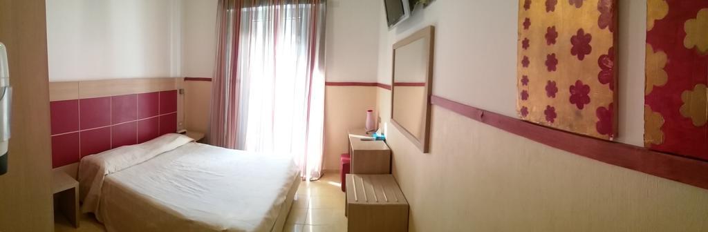 רימיני Hotel Carol מראה חיצוני תמונה